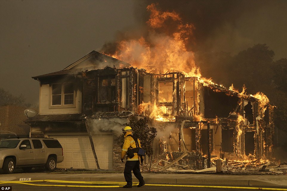 Cháy rừng nghiêm trọng ở California, ít nhất 10 người chết