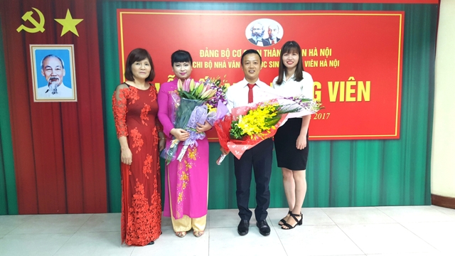 Chi bộ Nhà Văn hóa Học sinh – Sinh viên Hà Nội kết nạp 2 đảng viên mới