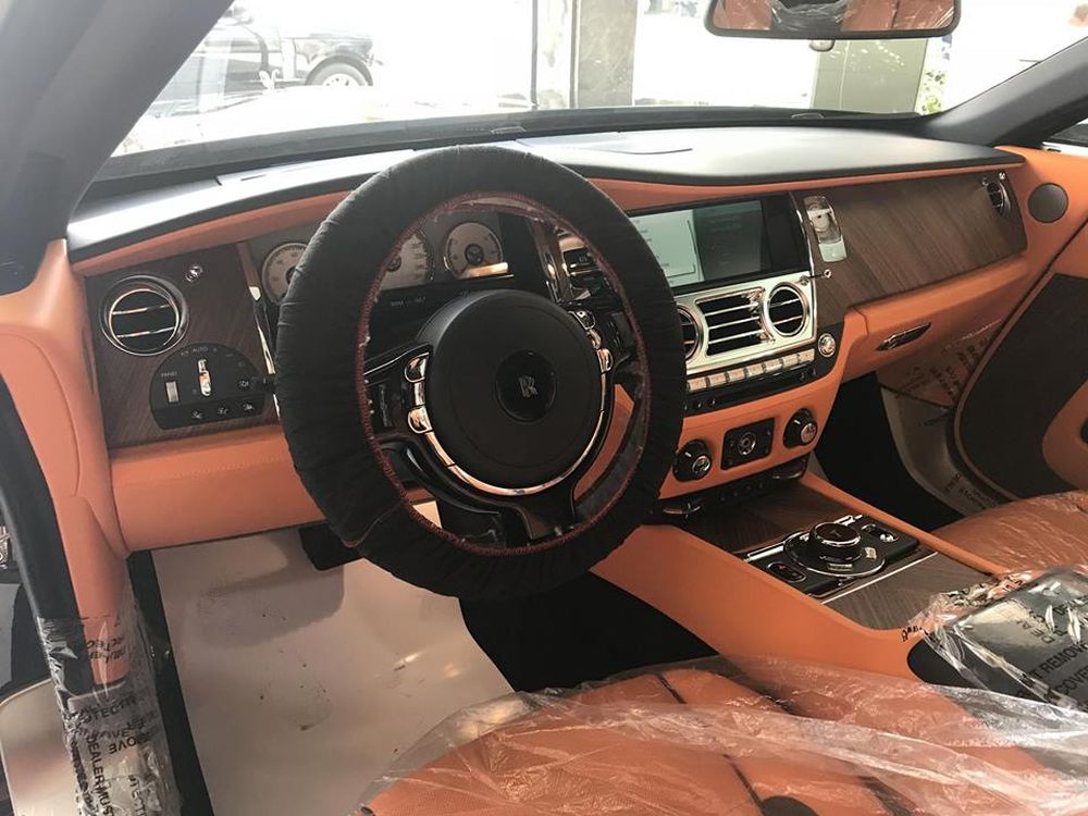 TP.HCM: Rolls-Royce Dawn 25 tỷ đồng đang tìm chủ nhân