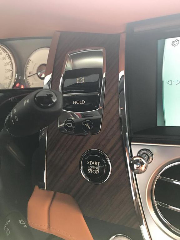 TP.HCM: Rolls-Royce Dawn 25 tỷ đồng đang tìm chủ nhân
