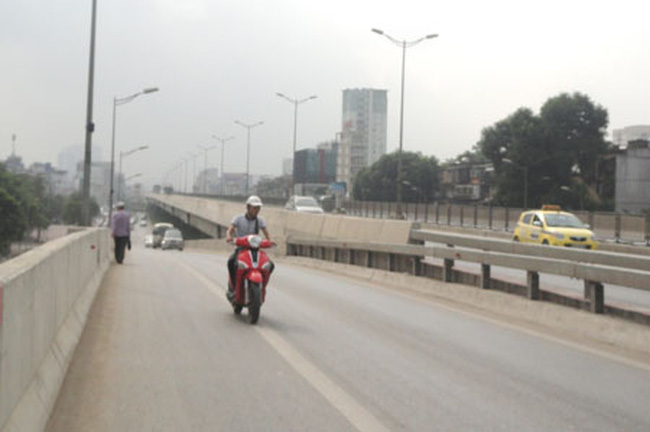 Hà Nội: Xử lý nghiêm tình trạng xe máy, xe ba bánh đi đường trên cao