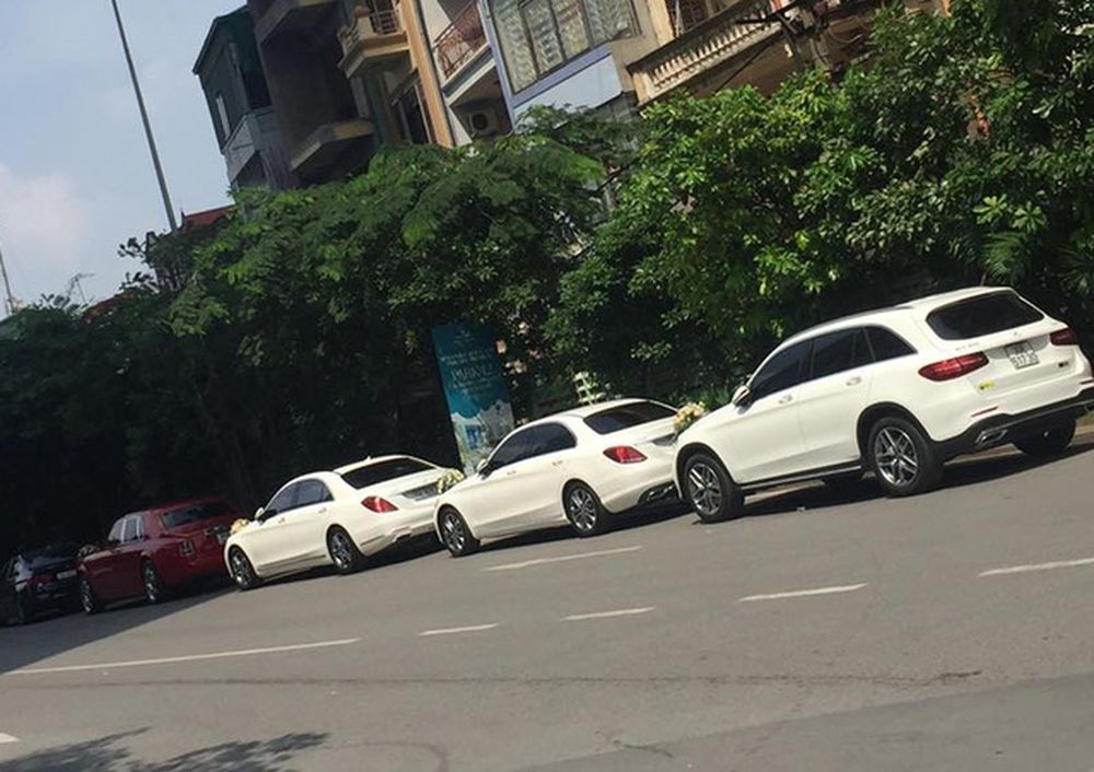 Cặp đôi xe siêu sang Rolls-Royce và dàn xe sang rước dâu trong đám cưới của đại gia Hà Thành
