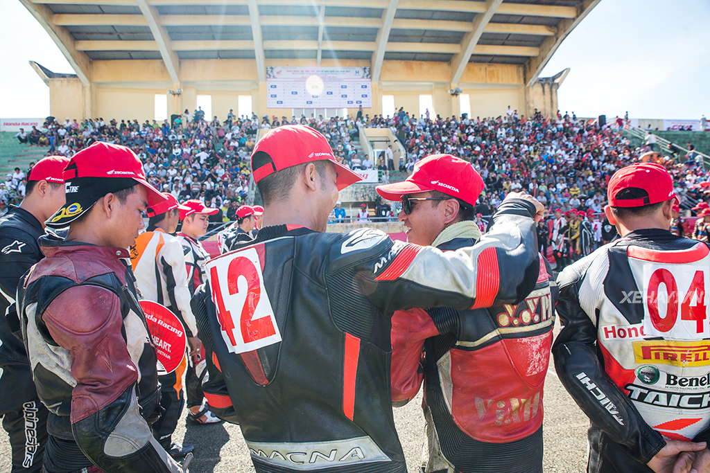 Khán giả Tuy Hòa cháy hết mình cùng Honda Vietnam Racing Cup chặng 4