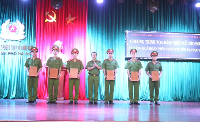 Cảnh sát Phòng cháy Chữa cháy tuyên dương đoàn viên trúng tuyển đại học