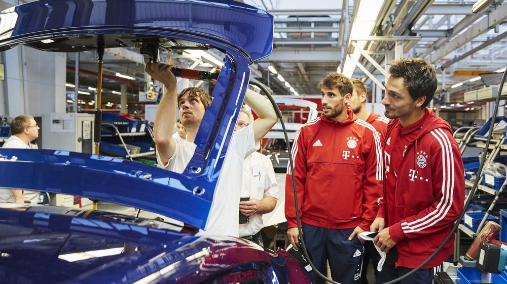 Mỗi cầu thủ câu lạc bộ Bayern Munich được tặng một chiếc xe Audi A8