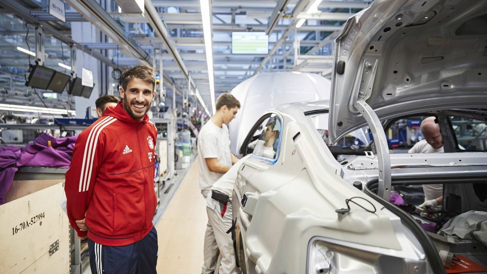 Mỗi cầu thủ câu lạc bộ Bayern Munich được tặng một chiếc xe Audi A8