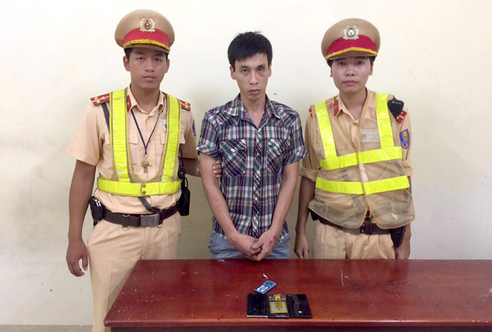 Hà Nội: CSGT tóm gọn tên cướp điện thoại trên đường phố