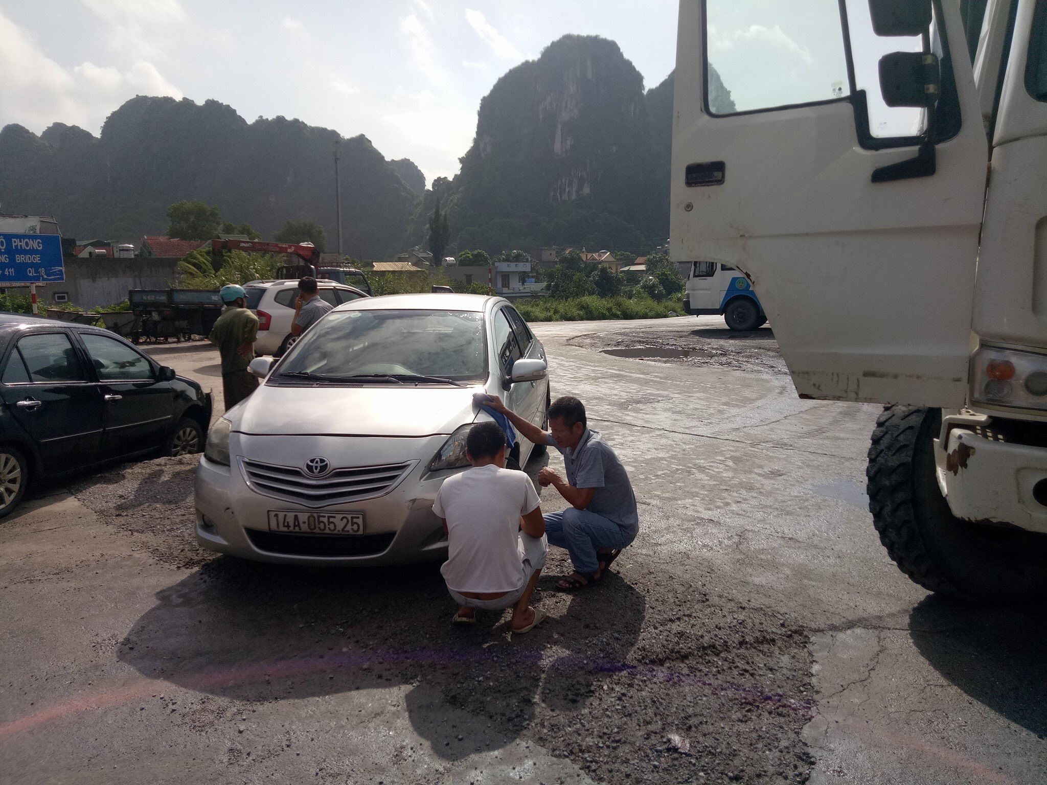 Quảng Ninh: Hàng loạt xe bị sập nắp cống trước trạm đăng kiểm