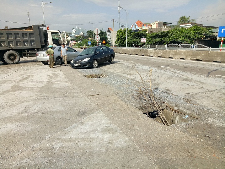 Quảng Ninh: Hàng loạt xe bị sập nắp cống trước trạm đăng kiểm