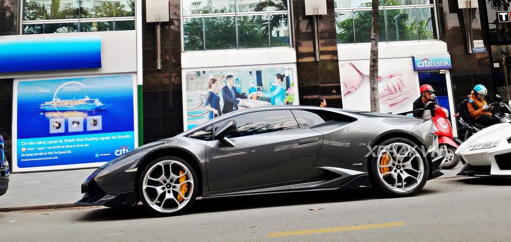 Bắt gặp Lamborghini Huracan chính hãng đầu tiên về Việt Nam 