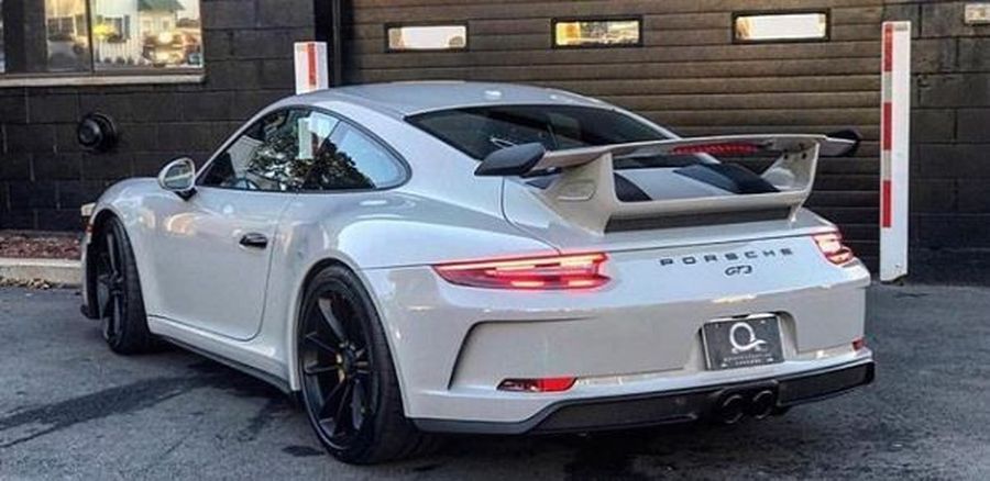 Chiếc Porsche 911 GT3 2018 đầu tiên đáp đất Mỹ an toàn và thành công