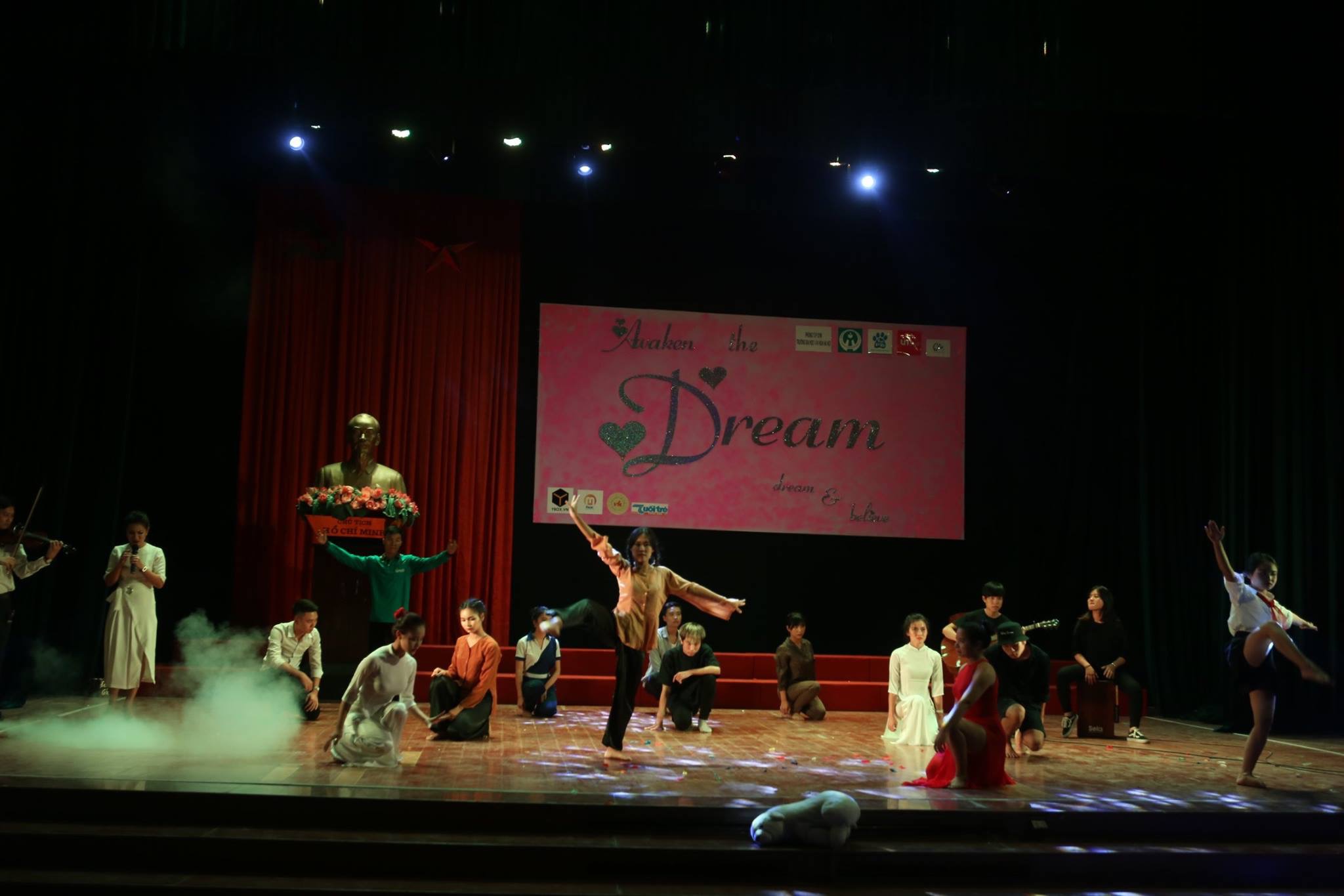 Gala Aweken the dream – nơi chắp cánh ước mơ của tân sinh viên Văn hóa