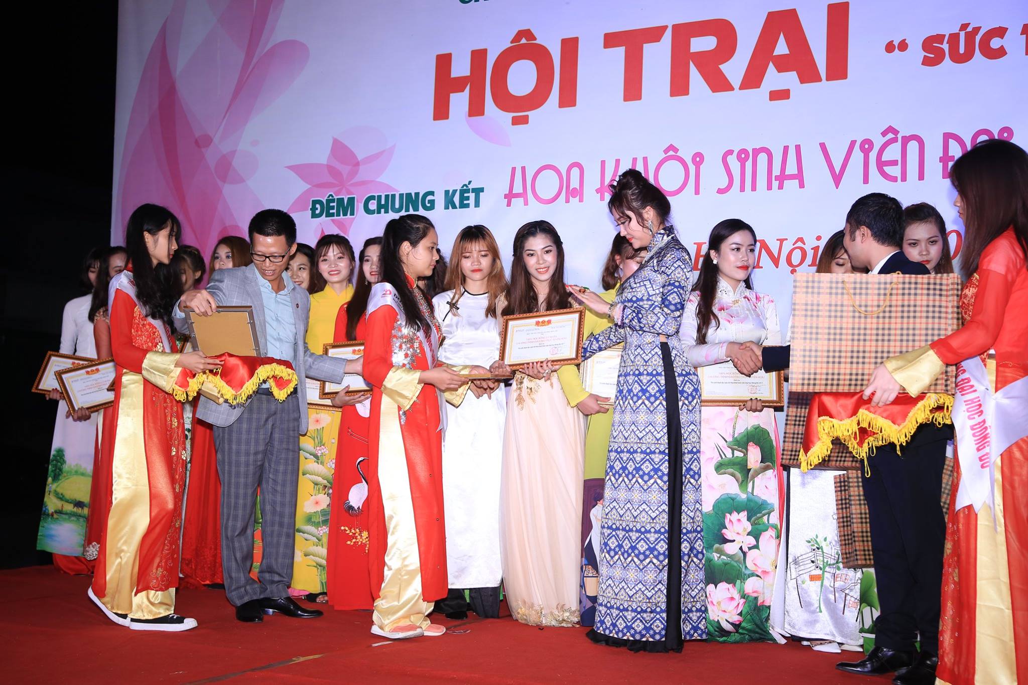 Thí sinh Đặng Thị Lan Hương đăng quang “Hoa khôi sinh viên ĐH Đông Đô 2017”