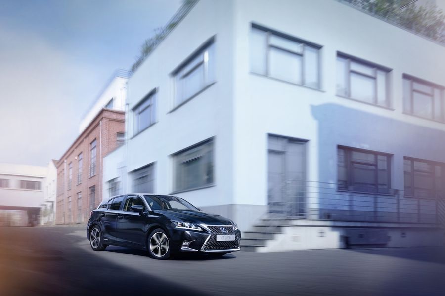 Lexus CT200h 2018 cập nhật nhiều tính năng, giá bán chỉ từ 708 triệu VNĐ