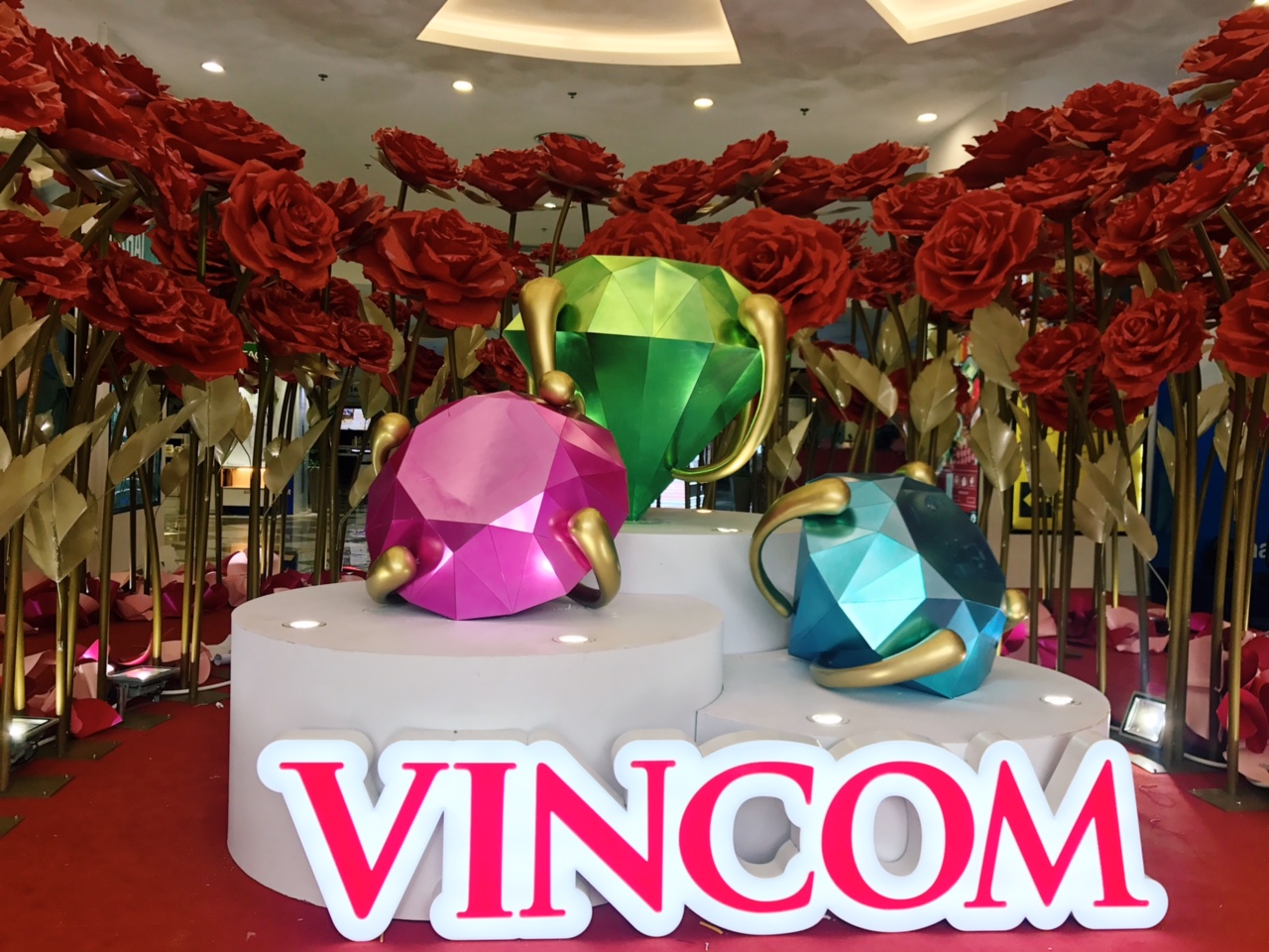 Vincom tôn vinh phụ nữ Việt với kim cương & hoa hồng