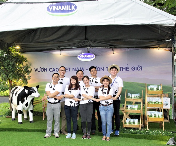 Gian hàng độc đáo của Vinamilk thu hút nhiều sinh viên tại “Ngày hội việc làm Bách Khoa 2017”