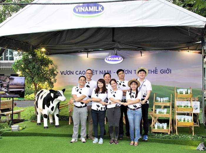 Gian hàng độc đáo của Vinamilk thu hút nhiều sinh viên tại “Ngày hội việc làm Bách Khoa 2017”