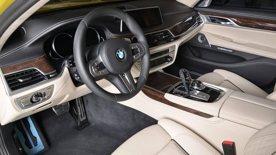 BMW M760Li độc quyền với ngoại thất màu vàng Austin Yellow
