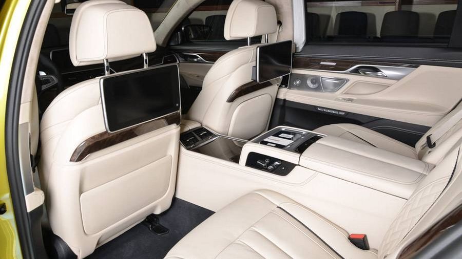 BMW M760Li độc quyền với ngoại thất màu vàng Austin Yellow