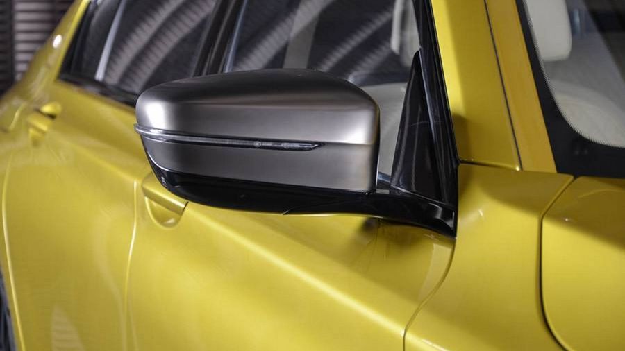 BMW M760Li độc quyền với ngoại thất màu vàng Austin Yellow