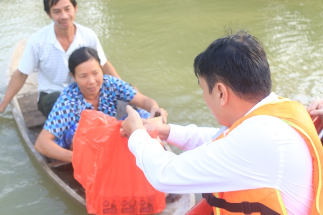 Thành đoàn Hà Nội thăm hỏi các hộ dân vùng lũ Chương Mỹ