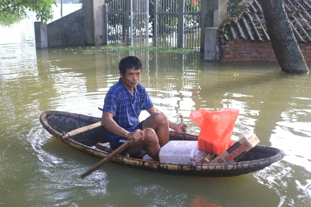 Thành đoàn Hà Nội thăm hỏi các hộ dân vùng lũ Chương Mỹ