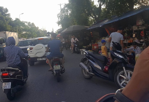 Tại khu đô thị Đặng Xá: Chợ cóc lấn chiếm vỉa hè, lòng đường làm mất an toàn giao thông