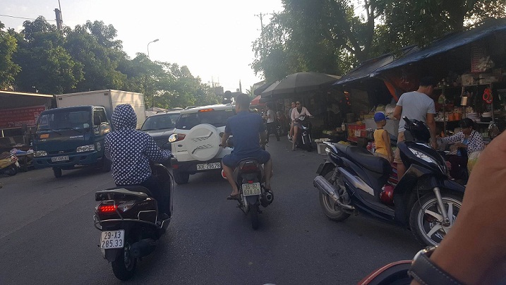 Tại khu đô thị Đặng Xá: Chợ cóc lấn chiếm vỉa hè, lòng đường làm mất an toàn giao thông