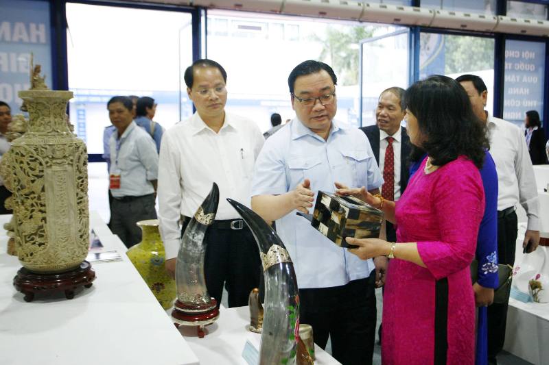 Bí thư Thành ủy Hoàng Trung Hải tham quan Hội chợ quốc tế quà tặng hàng thủ công Mỹ nghệ Hà Nội 2017
