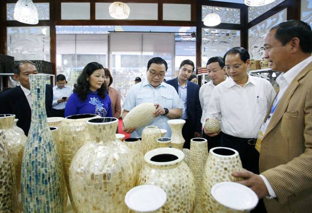Bí thư Thành ủy Hoàng Trung Hải tham quan Hội chợ quốc tế quà tặng hàng thủ công Mỹ nghệ Hà Nội 2017