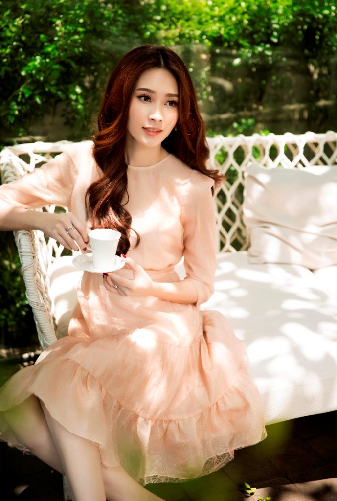 Hoa hậu Đặng Thu Thảo “tái xuất” ấn tượng sau khi kết hôn