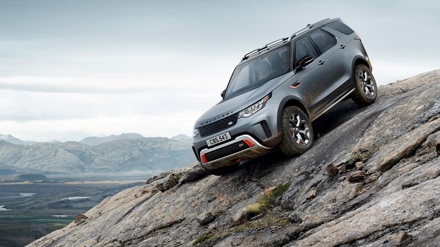 Land Rover gợi ý về một phiên bản Defender SVX mạnh mẽ nhất sẽ ra mắt trong vài năm tới