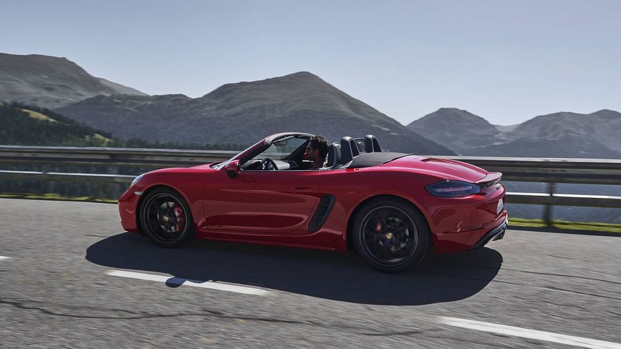 Porsche vén màn 718 Boxster và 718 Cayman GTS cho năm 2018