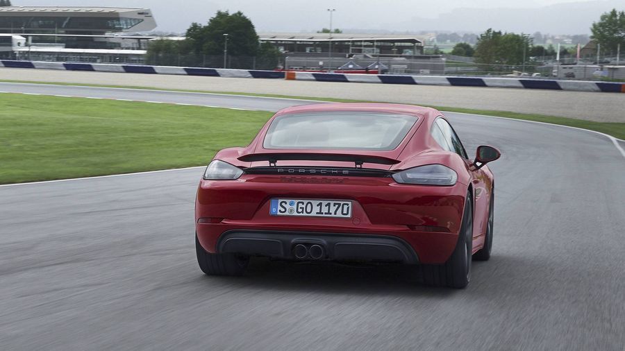 Porsche vén màn 718 Boxster và 718 Cayman GTS cho năm 2018
