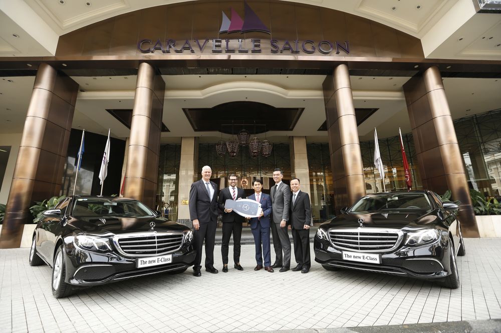 Mercedes-Benz chính thức bàn giao bộ đôi E 200 thế hệ mới cho khách sạn Caravelle Sài Gòn