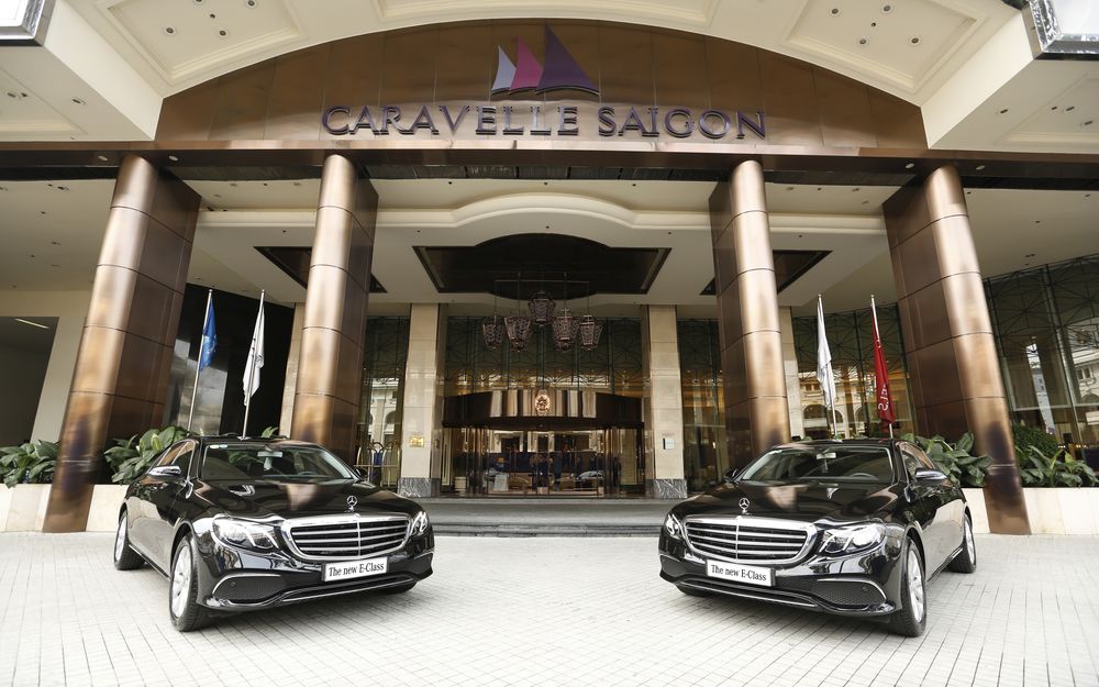 Mercedes-Benz chính thức bàn giao bộ đôi E 200 thế hệ mới cho khách sạn Caravelle Sài Gòn