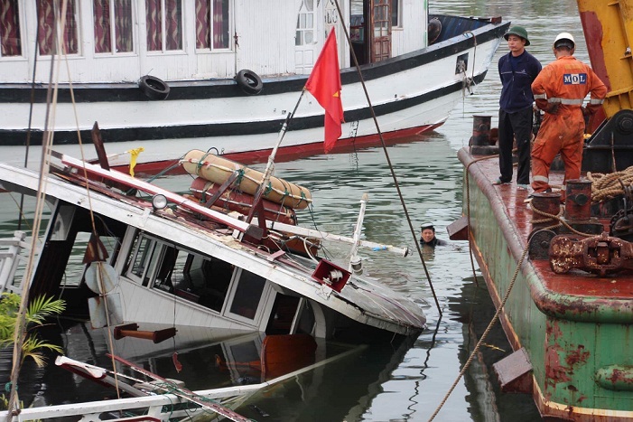 Quảng Ninh: Tàu du lịch bị chìm ngay tại cảng Tuần Châu