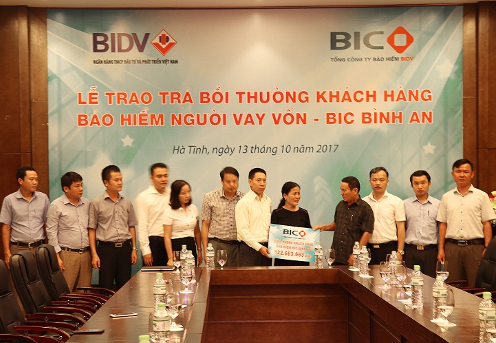 BIC chi trả hơn 800 triệu đồng tiền bảo hiểm người vay vốn cho khách hàng tại Hà Tĩnh