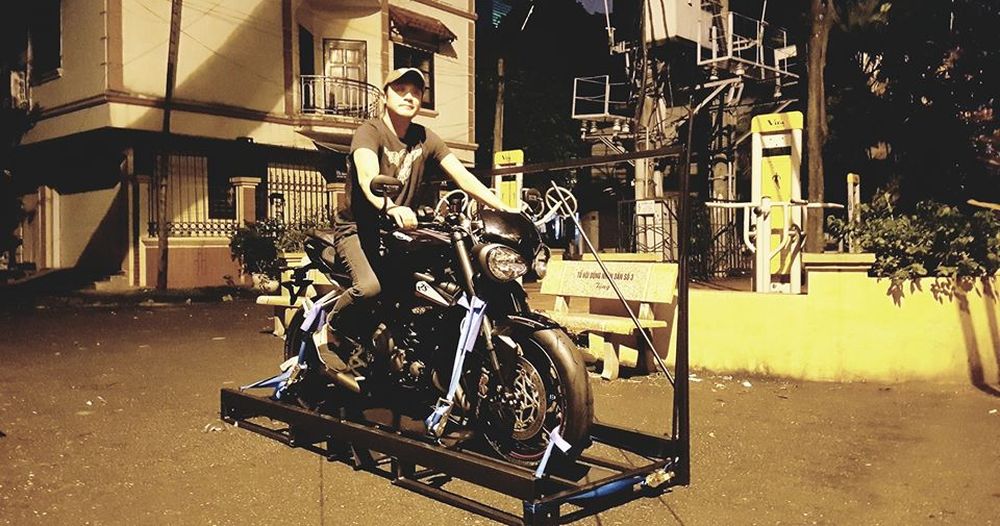 MC Anh Tuấn đón chiếc xe phân khối lớn thứ 3 Triumph Street Triple 2018 về nhà trong đêm