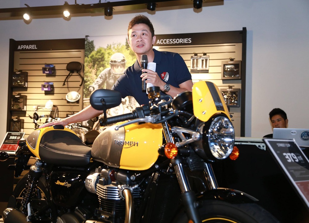 MC Anh Tuấn đón chiếc xe phân khối lớn thứ 3 Triumph Street Triple 2018 về nhà trong đêm
