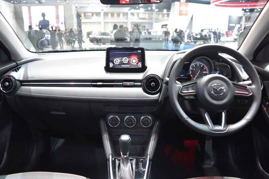 Mazda 2 hatchback 2017 được lòng khách hàng Việt hơn so với Suzuki Swift 2017