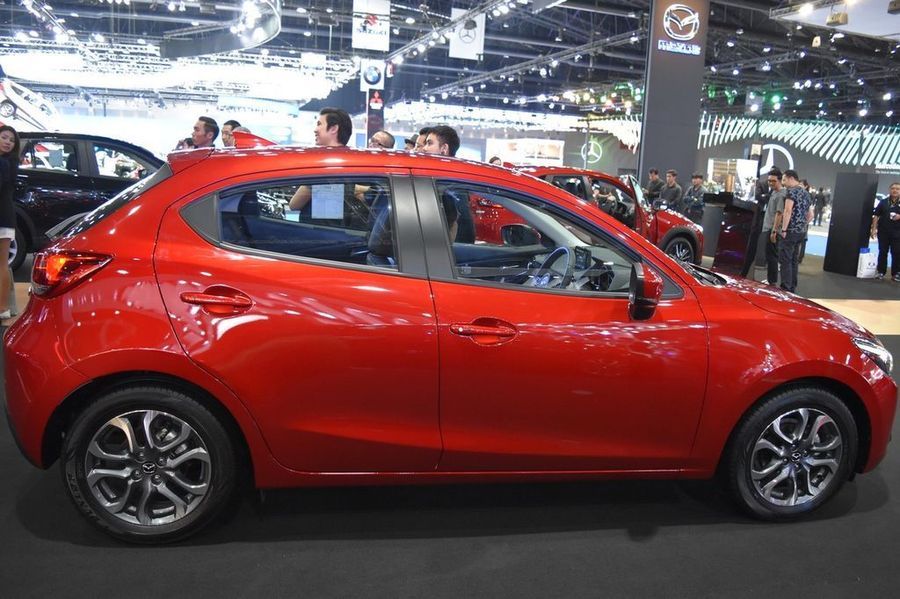 Mazda 2 hatchback 2017 được lòng khách hàng Việt hơn so với Suzuki Swift 2017
