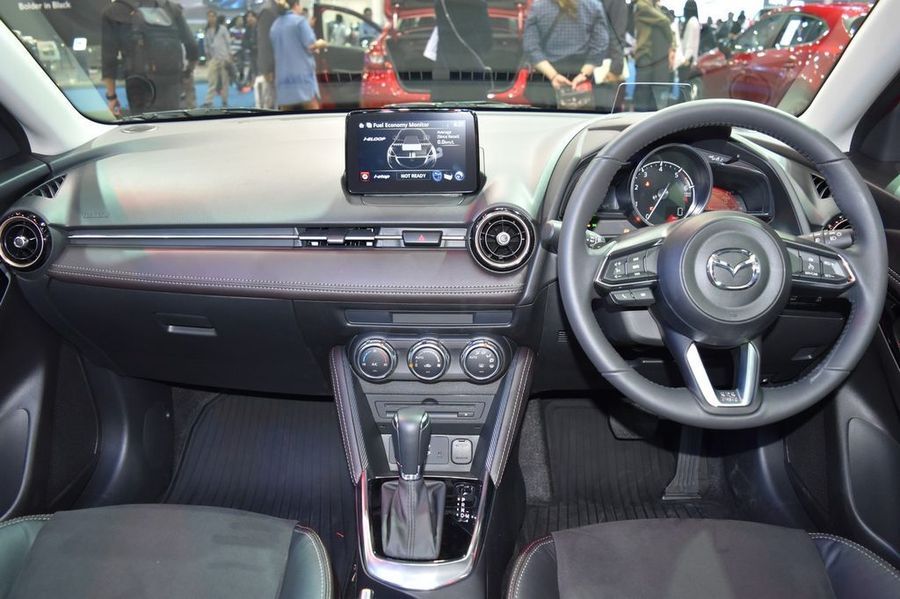 Mazda 2 hatchback 2017 được lòng khách hàng Việt hơn so với Suzuki Swift 2017
