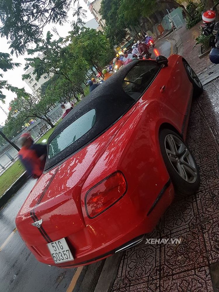 TP.HCM: Bắt gặp Bentley Continental GT Convertible 2013 dạo chơi trên phố