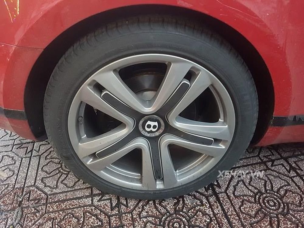 TP.HCM: Bắt gặp Bentley Continental GT Convertible 2013 dạo chơi trên phố