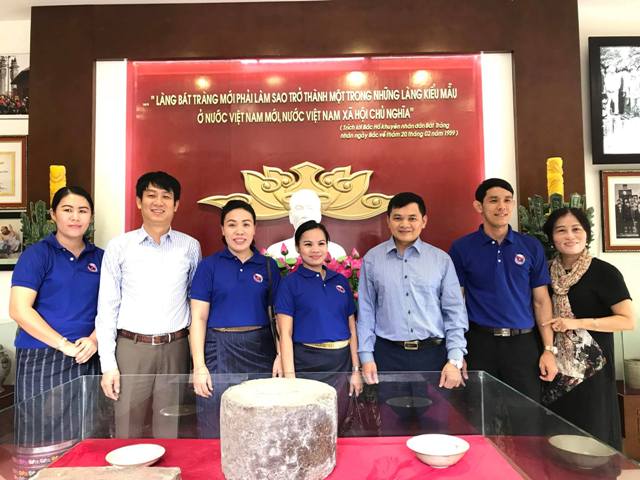 Đoàn đại biểu Thành đoàn Viêng Chăn thăm làng gốm Bát Tràng