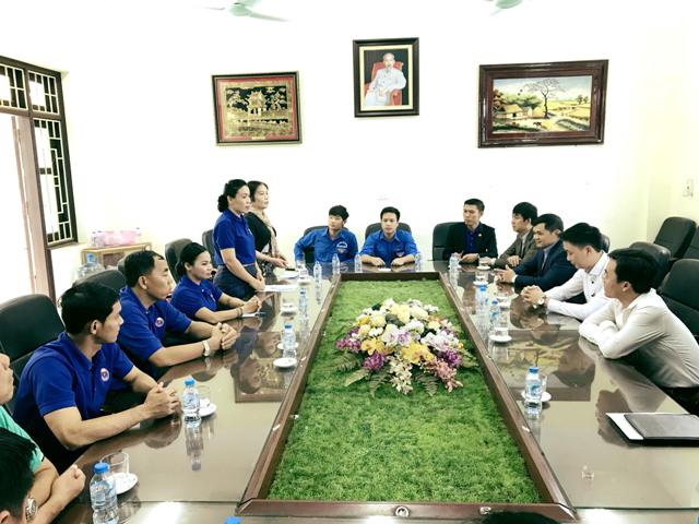 Đoàn đại biểu Thành đoàn Viêng Chăn thăm làng gốm Bát Tràng