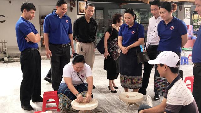 Đoàn đại biểu Thành đoàn Viêng Chăn thăm làng gốm Bát Tràng