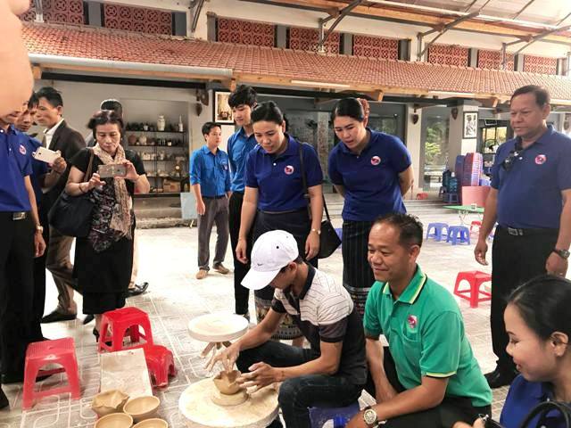 Đoàn đại biểu Thành đoàn Viêng Chăn thăm làng gốm Bát Tràng