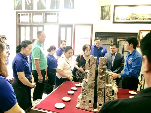 Đoàn đại biểu Thành đoàn Viêng Chăn thăm làng gốm Bát Tràng